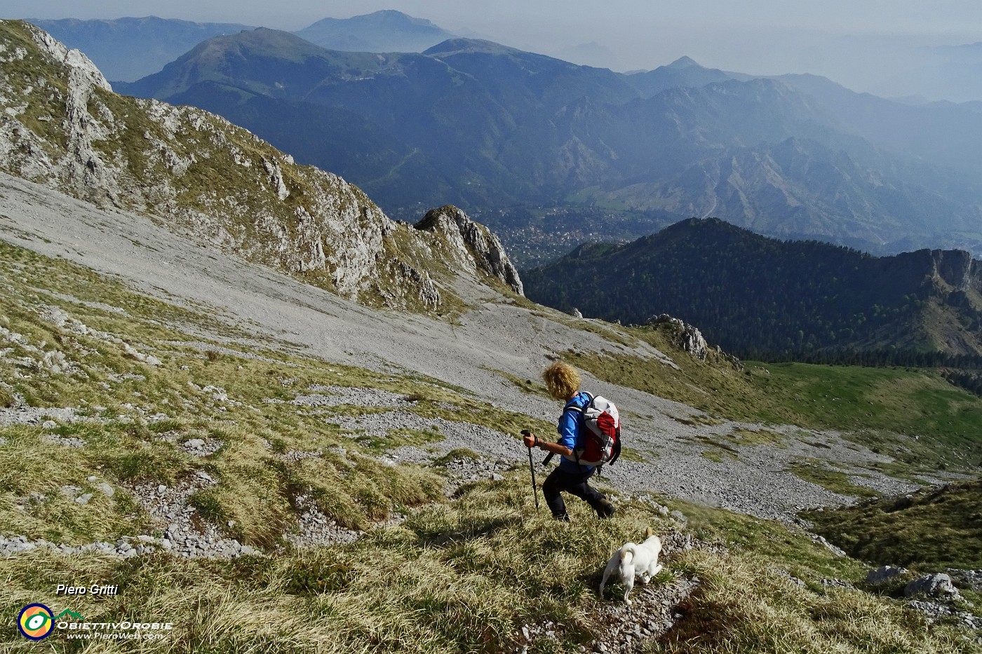 96 Scendiamo dal Pizzo di Corzene a vista per  pratoni e ghiaioni.JPG -                                